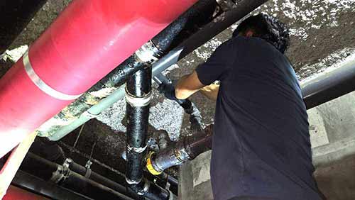 횡주관 연결 세대 가지배관 점검 장면