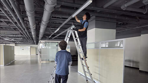 변기 봉수파괴 원인 점검을 위해 건물 천장 통기관 배관을 확인하는 현장 모습